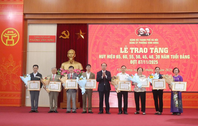 Đảng bộ phường Vĩnh Hưng trao tặng Huy hiệu đảng đợt 07/11/2025- Ảnh 3.