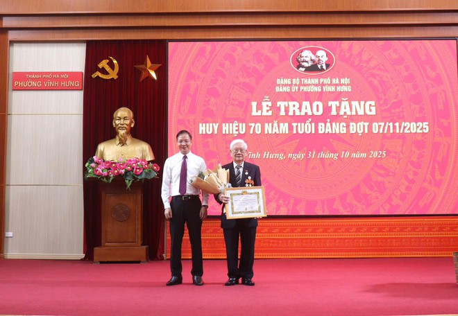 Đảng bộ phường Vĩnh Hưng trao tặng Huy hiệu đảng đợt 07/11/2025- Ảnh 4.