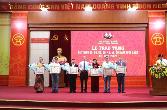 Đảng bộ phường Vĩnh Hưng trao tặng Huy hiệu đảng đợt 07/11/2025- Ảnh 2.