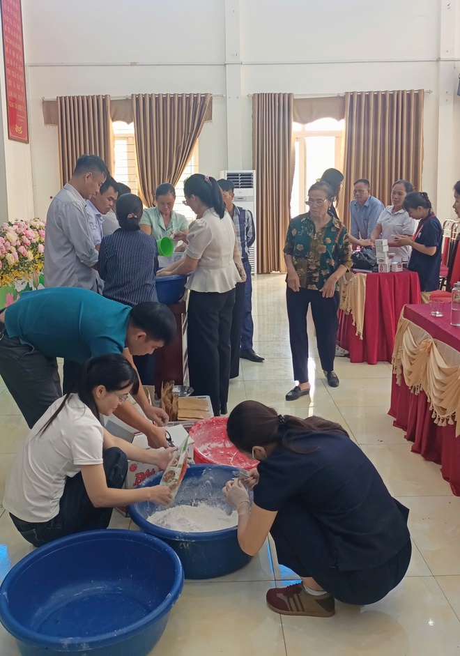 XÃ TRUNG GIÃ TỔ CHỨC HƯỚNG DẪN NGƯỜI DÂN XỬ LÝ MÔI TRƯỜNG SAU NGẬP LỤT- Ảnh 4.