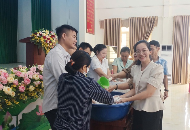 XÃ TRUNG GIÃ TỔ CHỨC HƯỚNG DẪN NGƯỜI DÂN XỬ LÝ MÔI TRƯỜNG SAU NGẬP LỤT- Ảnh 3.