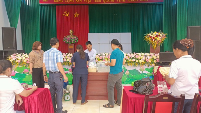 XÃ TRUNG GIÃ TỔ CHỨC HƯỚNG DẪN NGƯỜI DÂN XỬ LÝ MÔI TRƯỜNG SAU NGẬP LỤT- Ảnh 6.