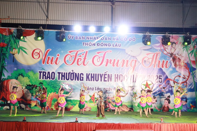 ĐỒNG CHÍ NGUYỄN THÀNH OAI - ỦY VIÊN BAN THƯỜNG VỤ ĐẢNG ỦY, PHÓ CHỦ TỊCH HĐND XÃ CỔ ĐÔ DỰ CHUNG VUI TẾT TRUNG THU, TRAO THƯỞNG HỌC SINH GIỎI, THI ĐỖ ĐẠI HỌC Ở THÔN ĐÔNG LÂU- Ảnh 1.
