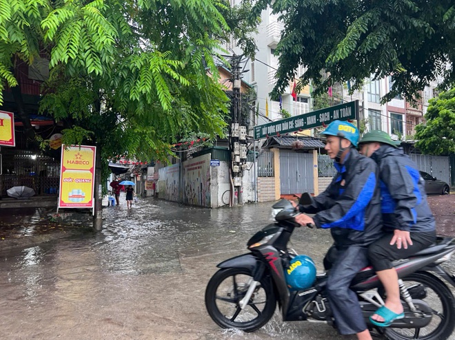 Lãnh đạo UBND phường Khương Đình đi kiểm tra, chỉ đạo khắc phục các điểm ngập úng trên địa bàn- Ảnh 5.