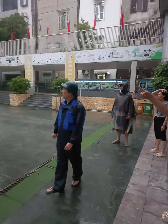 Đồng chí Chủ tịch UBND phường Cầu Giấy kiểm tra công tác ứng phó với bão số 11 trên địa bàn- Ảnh 5.