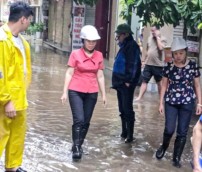 ĐỒNG CHÍ TRẦN THỊ PHƯƠNG HOA - THÀNH ỦY VIÊN, BÍ THƯ ĐẢNG ỦY, CHỦ TỊCH HĐND PHƯỜNG CÙNG ĐOÀN CÔNG TÁC KIỂM TRA CÔNG TÁC ỨNG PHÓ CƠN BÃO SỐ 11, ĐỘNG VIÊN NHÂN DÂN CHỦ ĐỘNG TRƯỚC TÌNH HÌNH MƯA BÃO TRÊN ĐỊA BÀN- Ảnh 2.