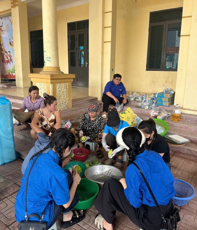 CHUNG TAY HỖ TRỢ NHÂN DÂN XÃ TRUNG GIÃ KHẮC PHỤC ẢNH HƯỞNG MƯA BÃO - Ảnh 4.