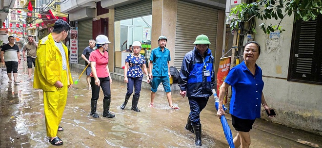 ĐỒNG CHÍ TRẦN THỊ PHƯƠNG HOA - THÀNH ỦY VIÊN, BÍ THƯ ĐẢNG ỦY, CHỦ TỊCH HĐND PHƯỜNG CÙNG ĐOÀN CÔNG TÁC KIỂM TRA CÔNG TÁC ỨNG PHÓ CƠN BÃO SỐ 11, ĐỘNG VIÊN NHÂN DÂN CHỦ ĐỘNG TRƯỚC TÌNH HÌNH MƯA BÃO TRÊN ĐỊA BÀN- Ảnh 4.
