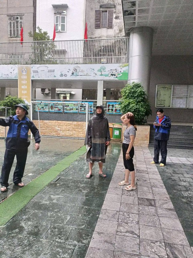 Đồng chí Chủ tịch UBND phường Cầu Giấy kiểm tra công tác ứng phó với bão số 11 trên địa bàn- Ảnh 4.