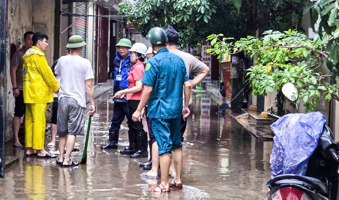 ĐỒNG CHÍ TRẦN THỊ PHƯƠNG HOA - THÀNH ỦY VIÊN, BÍ THƯ ĐẢNG ỦY, CHỦ TỊCH HĐND PHƯỜNG CÙNG ĐOÀN CÔNG TÁC KIỂM TRA CÔNG TÁC ỨNG PHÓ CƠN BÃO SỐ 11, ĐỘNG VIÊN NHÂN DÂN CHỦ ĐỘNG TRƯỚC TÌNH HÌNH MƯA BÃO TRÊN ĐỊA BÀN- Ảnh 1.