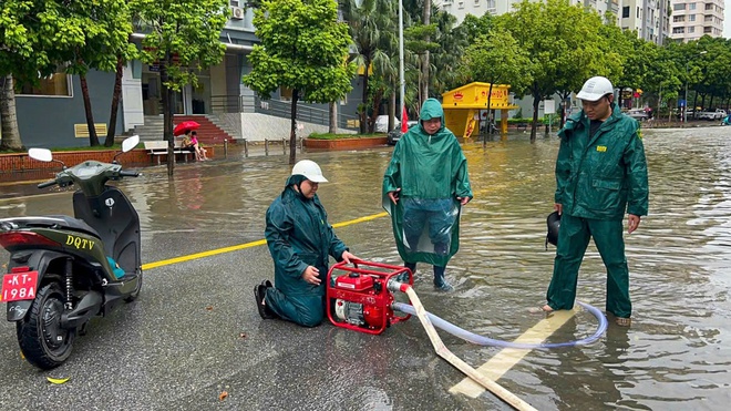 ĐỒNG CHÍ TRẦN THỊ PHƯƠNG HOA - THÀNH ỦY VIÊN, BÍ THƯ ĐẢNG ỦY, CHỦ TỊCH HĐND PHƯỜNG CÙNG ĐOÀN CÔNG TÁC KIỂM TRA CÔNG TÁC ỨNG PHÓ CƠN BÃO SỐ 11, ĐỘNG VIÊN NHÂN DÂN CHỦ ĐỘNG TRƯỚC TÌNH HÌNH MƯA BÃO TRÊN ĐỊA BÀN- Ảnh 5.