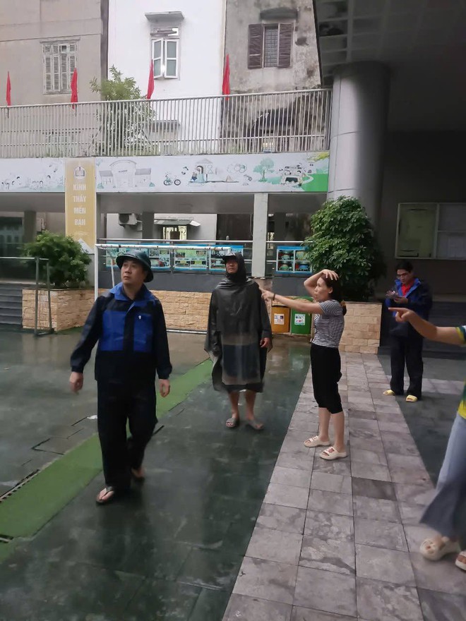Đồng chí Chủ tịch UBND phường Cầu Giấy kiểm tra công tác ứng phó với bão số 11 trên địa bàn- Ảnh 6.