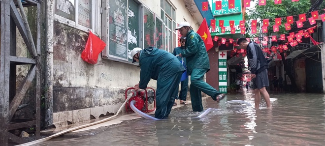 ĐỒNG CHÍ TRẦN THỊ PHƯƠNG HOA - THÀNH ỦY VIÊN, BÍ THƯ ĐẢNG ỦY, CHỦ TỊCH HĐND PHƯỜNG CÙNG ĐOÀN CÔNG TÁC KIỂM TRA CÔNG TÁC ỨNG PHÓ CƠN BÃO SỐ 11, ĐỘNG VIÊN NHÂN DÂN CHỦ ĐỘNG TRƯỚC TÌNH HÌNH MƯA BÃO TRÊN ĐỊA BÀN- Ảnh 3.
