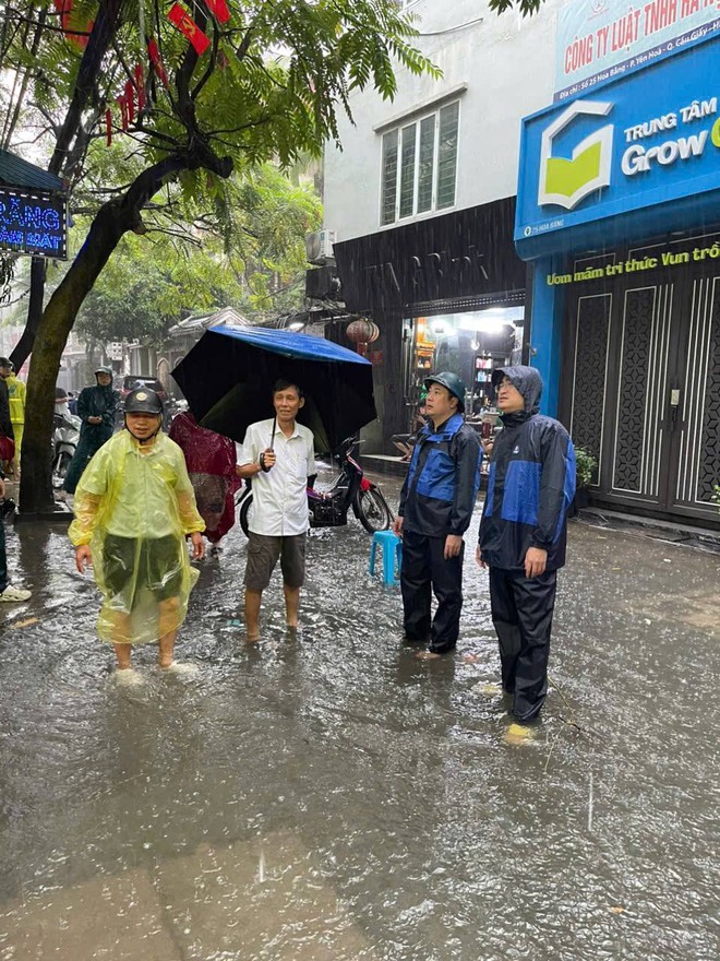 Đồng chí Chủ tịch UBND phường Cầu Giấy kiểm tra công tác ứng phó với bão số 11 trên địa bàn- Ảnh 2.