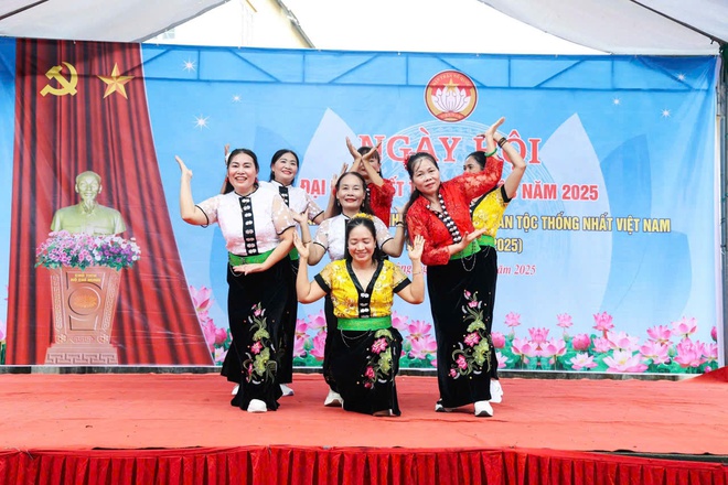 XÃ HỒNG VÂN TƯNG BỪNG NGÀY HỘI ĐẠI ĐOÀN KẾT TOÀN DÂN TỘC NĂM 2025 HƯỚNG TỚI KỶ NIỆM 95 NĂM NGÀY TRUYỀN THỐNG MẶT TRẬN TỔ QUỐC VIỆT NAM (18/11/1930-18/11/2025)- Ảnh 16.