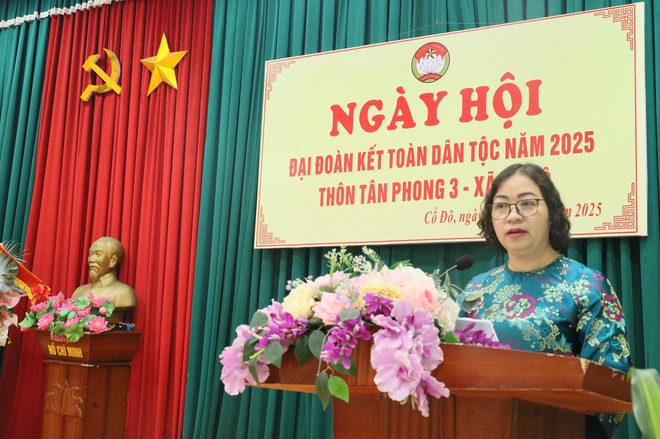 ĐỒNG CHÍ NGUYỄN THỊ KIM OANH – BÍ THƯ ĐẢNG ỦY, CHỦ TỊCH HĐND XÃ CỔ ĐÔ DỰ NGÀY HỘI ĐẠI ĐOÀN KẾT TOÀN DÂN TỘC TẠI THÔN TÂN PHONG 3- Ảnh 1.