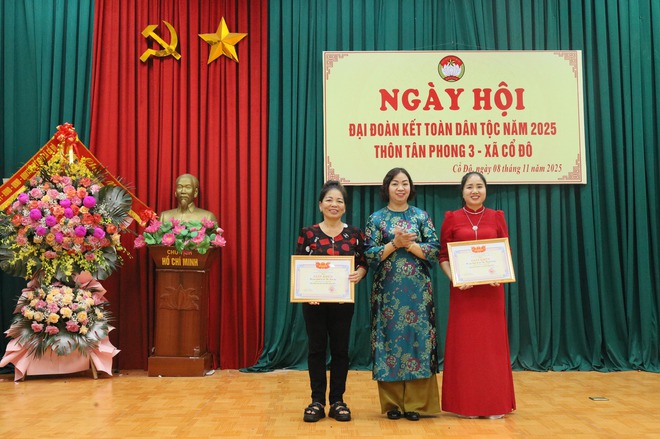 ĐỒNG CHÍ NGUYỄN THỊ KIM OANH – BÍ THƯ ĐẢNG ỦY, CHỦ TỊCH HĐND XÃ CỔ ĐÔ DỰ NGÀY HỘI ĐẠI ĐOÀN KẾT TOÀN DÂN TỘC TẠI THÔN TÂN PHONG 3- Ảnh 2.