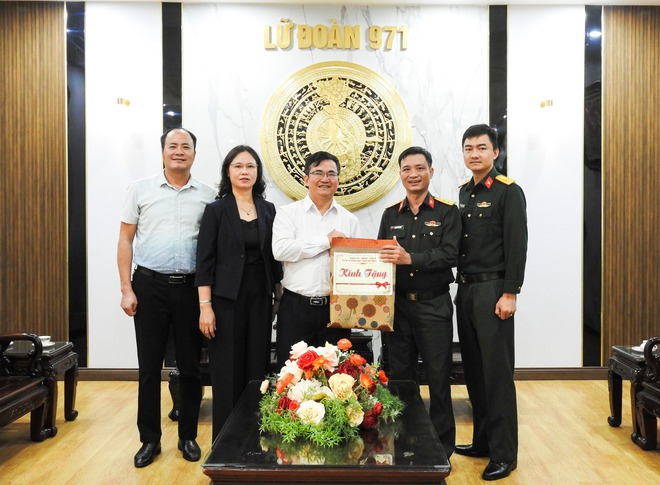 BÍ THƯ ĐẢNG ỦY XÃ TRUNG GIÃ THĂM, TẶNG QUÀ CÁC ĐƠN VỊ QUÂN ĐỘI- Ảnh 2.