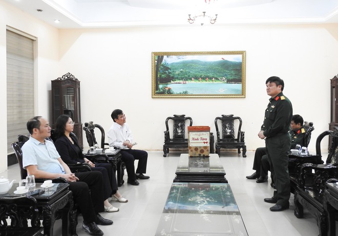 BÍ THƯ ĐẢNG ỦY XÃ TRUNG GIÃ THĂM, TẶNG QUÀ CÁC ĐƠN VỊ QUÂN ĐỘI- Ảnh 6.