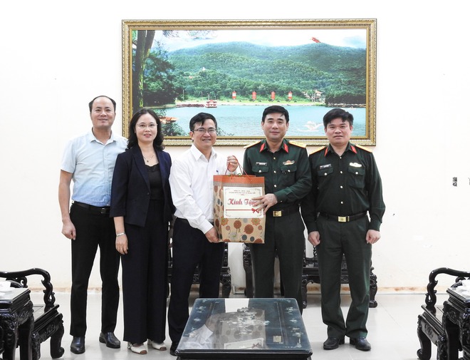 BÍ THƯ ĐẢNG ỦY XÃ TRUNG GIÃ THĂM, TẶNG QUÀ CÁC ĐƠN VỊ QUÂN ĐỘI- Ảnh 3.