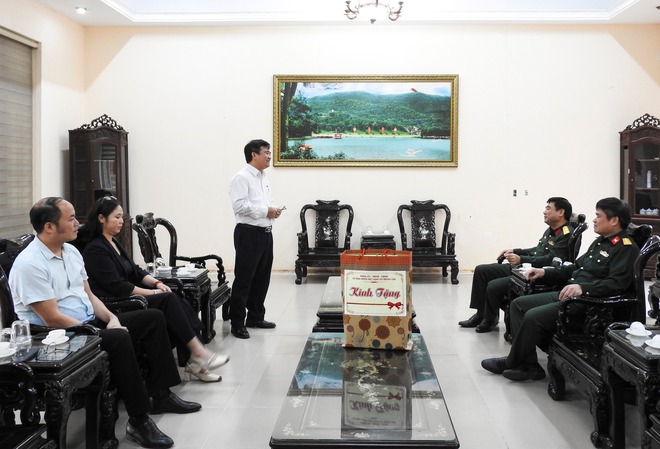 BÍ THƯ ĐẢNG ỦY XÃ TRUNG GIÃ THĂM, TẶNG QUÀ CÁC ĐƠN VỊ QUÂN ĐỘI- Ảnh 5.