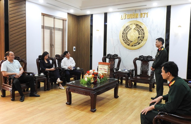 BÍ THƯ ĐẢNG ỦY XÃ TRUNG GIÃ THĂM, TẶNG QUÀ CÁC ĐƠN VỊ QUÂN ĐỘI- Ảnh 4.