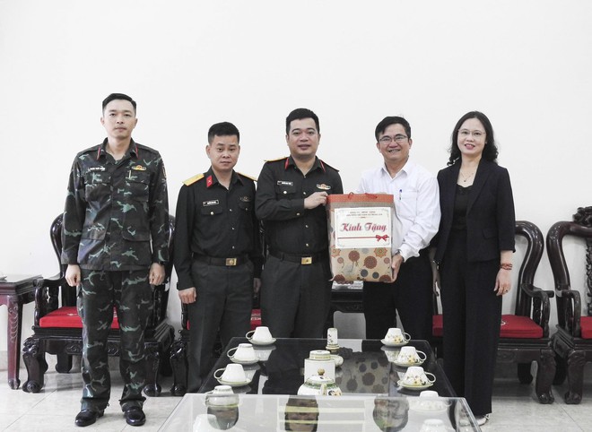 BÍ THƯ ĐẢNG ỦY XÃ TRUNG GIÃ THĂM, TẶNG QUÀ CÁC ĐƠN VỊ QUÂN ĐỘI- Ảnh 1.