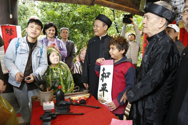 Đoàn nghệ nhân Quốc tế thăm quan làng nghề dệt lụa Vạn Phúc- Ảnh 3.