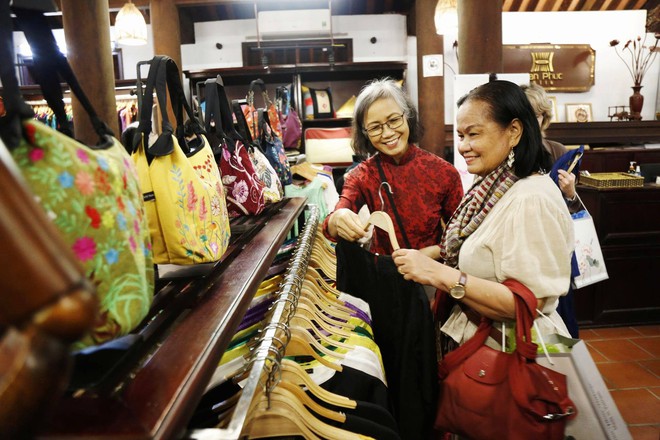 Đoàn nghệ nhân Quốc tế thăm quan làng nghề dệt lụa Vạn Phúc- Ảnh 2.