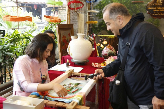 Đoàn nghệ nhân Quốc tế thăm quan làng nghề dệt lụa Vạn Phúc- Ảnh 4.