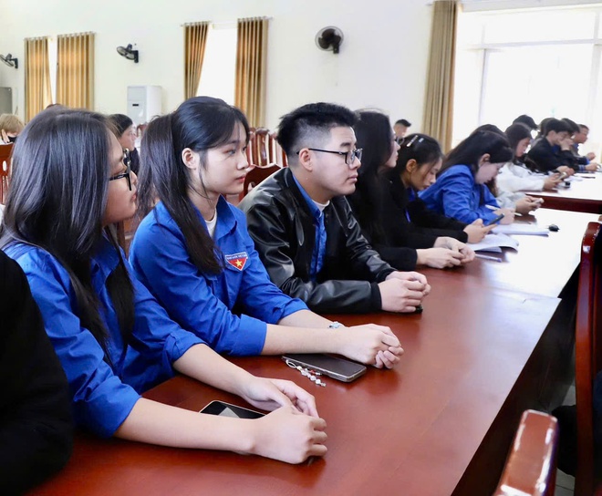 Hội nghị đối thoại giữa chủ tịch UBND xã với thanh niên trên địa bàn xã Hồng Vân năm 2025 - Ảnh 4.