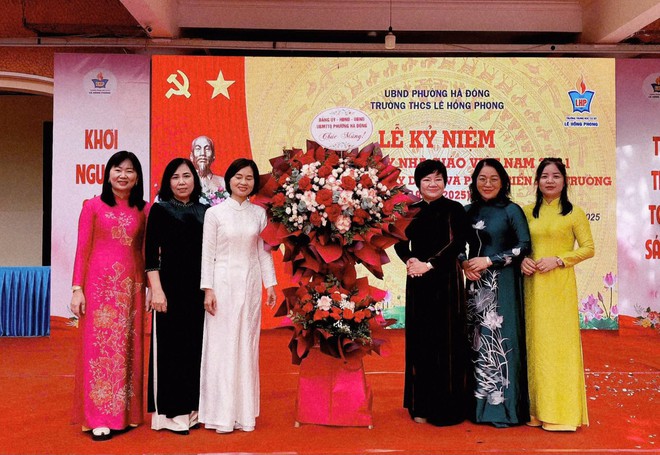 Thường trực Đảng ủy- HĐND- UBND phường Hà Đông chúc mừng ngày Nhà giáo Việt Nam các trường học trên địa bàn- Ảnh 3.