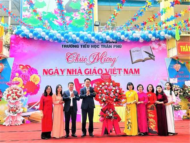 Thường trực Đảng ủy- HĐND- UBND phường Hà Đông chúc mừng ngày Nhà giáo Việt Nam các trường học trên địa bàn- Ảnh 1.
