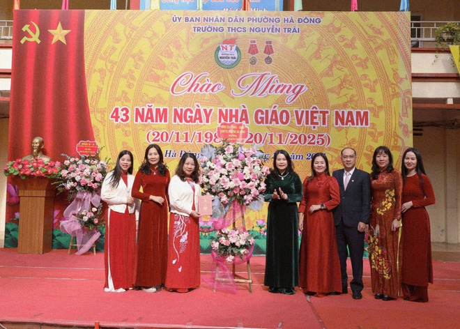 Thường trực Đảng ủy- HĐND- UBND phường Hà Đông chúc mừng ngày Nhà giáo Việt Nam các trường học trên địa bàn- Ảnh 2.