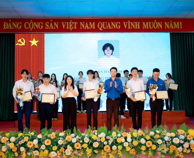 TRUNG GIÃ LONG TRỌNG TỔ CHỨC LỄ TUYÊN DƯƠNG GƯƠNG MẶT TRẺ TIÊU BIỂU NĂM 2025- Ảnh 4.