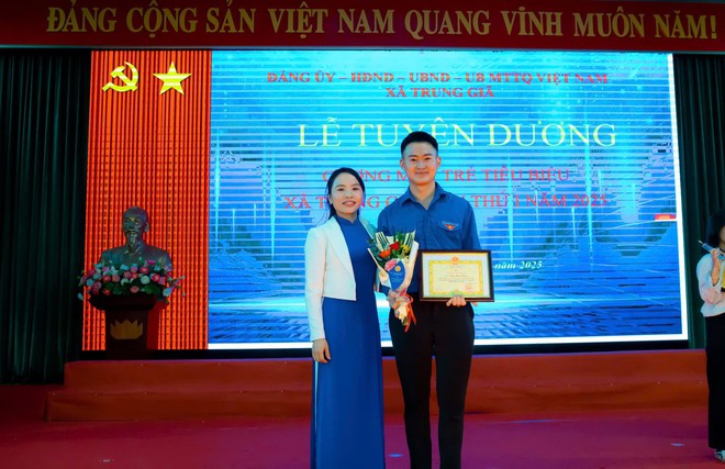 TRUNG GIÃ LONG TRỌNG TỔ CHỨC LỄ TUYÊN DƯƠNG GƯƠNG MẶT TRẺ TIÊU BIỂU NĂM 2025- Ảnh 9.