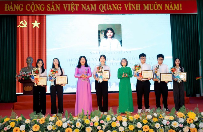 TRUNG GIÃ LONG TRỌNG TỔ CHỨC LỄ TUYÊN DƯƠNG GƯƠNG MẶT TRẺ TIÊU BIỂU NĂM 2025- Ảnh 6.