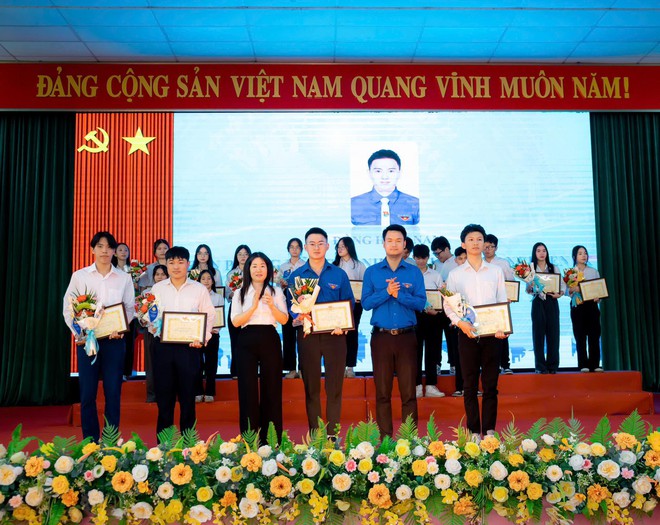 TRUNG GIÃ LONG TRỌNG TỔ CHỨC LỄ TUYÊN DƯƠNG GƯƠNG MẶT TRẺ TIÊU BIỂU NĂM 2025- Ảnh 7.