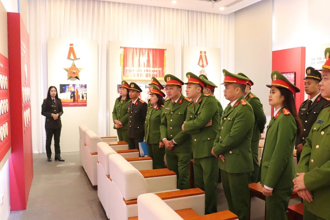 Công an xã Hồng Vân tổ chức tham quan, tìm hiểu truyền thống tại bảo tàng Công an Hà Nội- Ảnh 2.