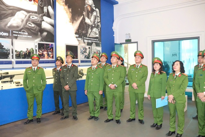 Công an xã Hồng Vân tổ chức tham quan, tìm hiểu truyền thống tại bảo tàng Công an Hà Nội- Ảnh 1.