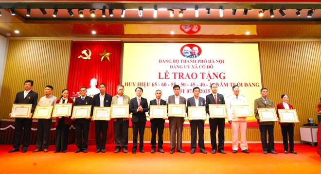 ĐẢNG ỦY XÃ CỔ ĐÔ TRAO TẶNG HUY HIỆU ĐẢNG ĐỢT 7/11/2025- Ảnh 1.