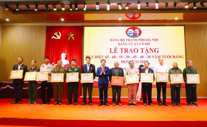 ĐẢNG ỦY XÃ CỔ ĐÔ TRAO TẶNG HUY HIỆU ĐẢNG ĐỢT 7/11/2025- Ảnh 3.