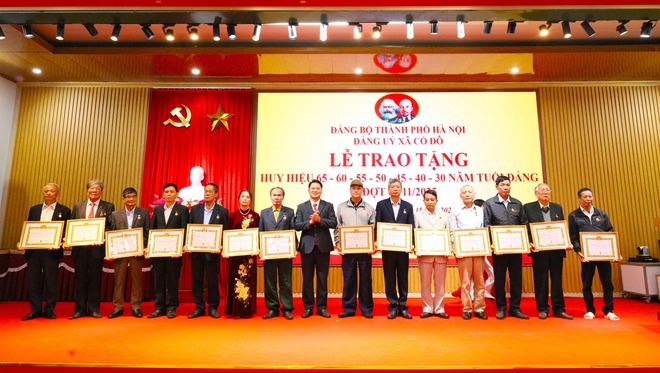 ĐẢNG ỦY XÃ CỔ ĐÔ TRAO TẶNG HUY HIỆU ĐẢNG ĐỢT 7/11/2025- Ảnh 4.