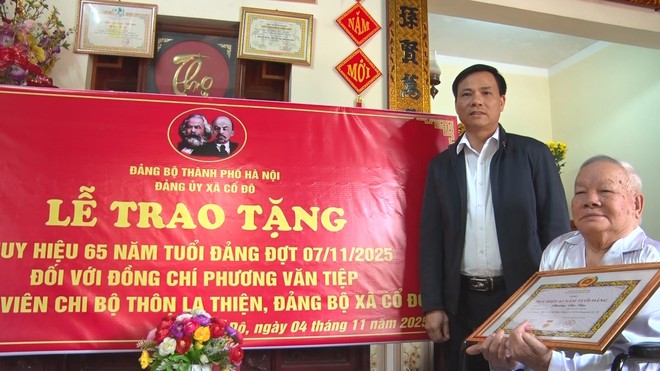 ĐẢNG ỦY XÃ CỔ ĐÔ TỔ CHỨC LỄ TRAO HUY HIỆU 65 NĂM TUỔI ĐẢNG CHO HAI ĐẢNG VIÊN THUỘC CHI BỘ THÔN LA THIỆN VÀ TÂN PHONG 2- Ảnh 1.