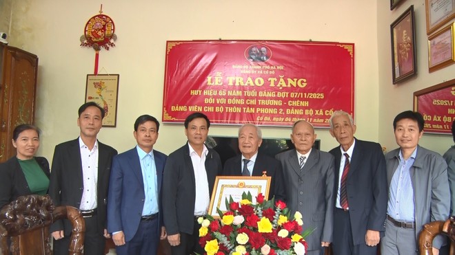 ĐẢNG ỦY XÃ CỔ ĐÔ TỔ CHỨC LỄ TRAO HUY HIỆU 65 NĂM TUỔI ĐẢNG CHO HAI ĐẢNG VIÊN THUỘC CHI BỘ THÔN LA THIỆN VÀ TÂN PHONG 2- Ảnh 2.