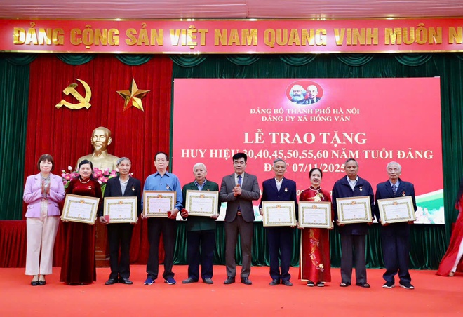 ĐẢNG UỶ XÃ HỒNG VÂN TRAO TẶNG HUY HIỆU ĐẢNG ĐỢT 7/11- Ảnh 2.