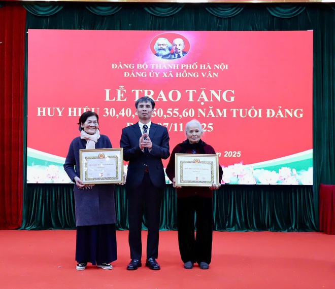 ĐẢNG UỶ XÃ HỒNG VÂN TRAO TẶNG HUY HIỆU ĐẢNG ĐỢT 7/11- Ảnh 4.