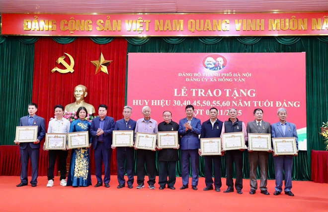 ĐẢNG UỶ XÃ HỒNG VÂN TRAO TẶNG HUY HIỆU ĐẢNG ĐỢT 7/11- Ảnh 3.