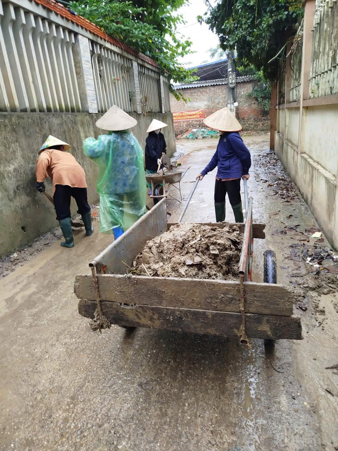 Thôn Hoà Bình (xã Trung Giã) tích cực thực hiện công tác vệ sinh môi trường, chung tay xây dựng xã Trung Giã "Sáng - Xanh - Sạch - đẹp"- Ảnh 4.