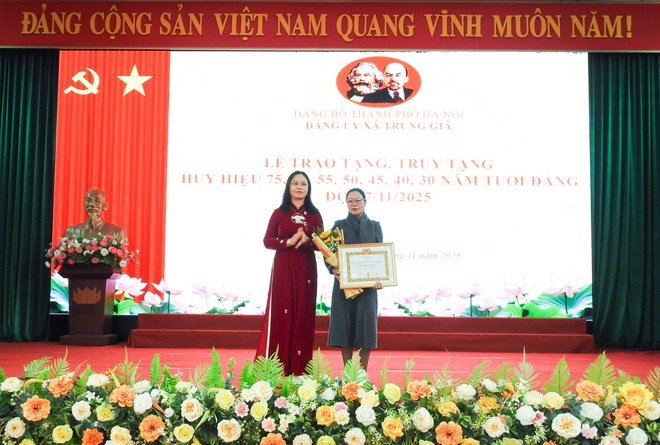 ĐẢNG ỦY XÃ TRUNG GIÃ TRAO TẶNG HUY HIỆU 75 NĂM TUỔI ĐẢNG CHO ĐỒNG CHÍ NGUYỄN ĐỨC PHÚC- Ảnh 9.